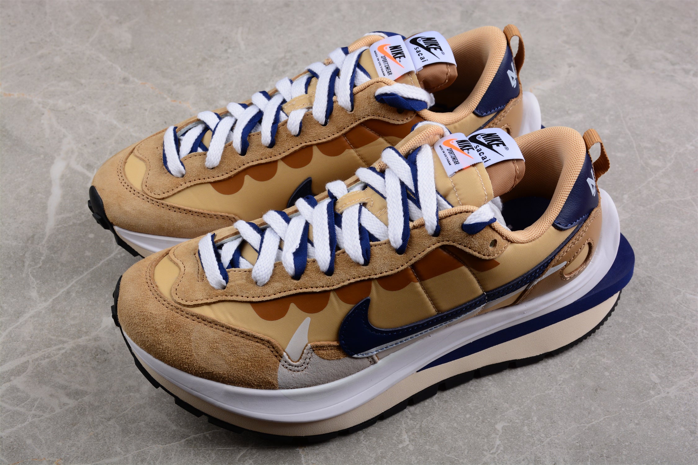 Nike ✖︎ Sacai シザー。 Tênis Nike Sacai VaporWaffle - Sesame Blue