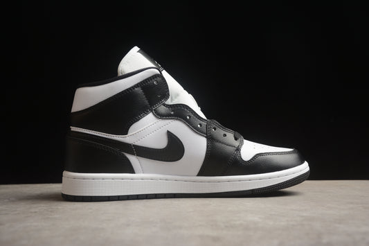 Tênis Nike Air Jordan 1 Mid - Black and White