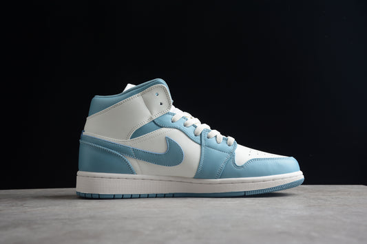 Tênis Nike Air Jordan 1 Mid - UNC