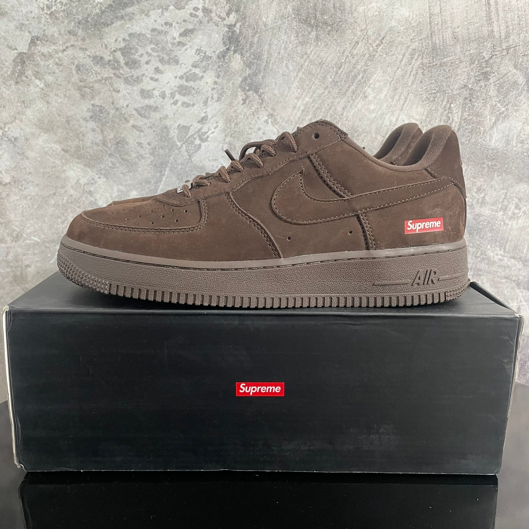 Tênis Nike Air Force 1 - Supreme Marrom