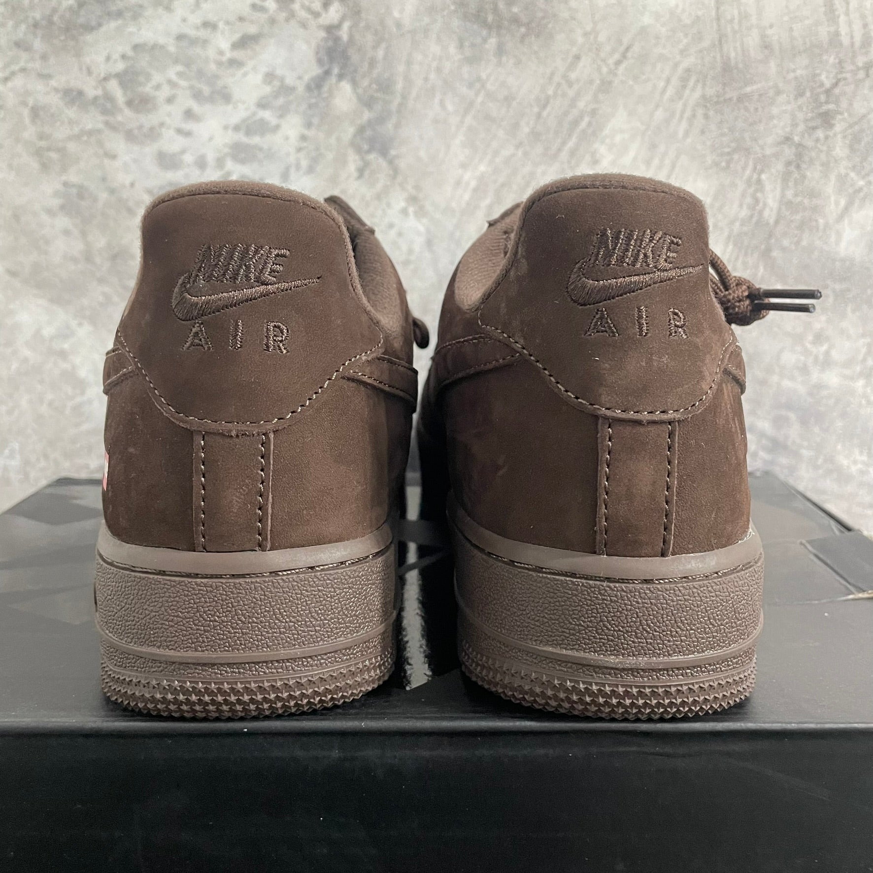 Tênis Nike Air Force 1 - Supreme Marrom