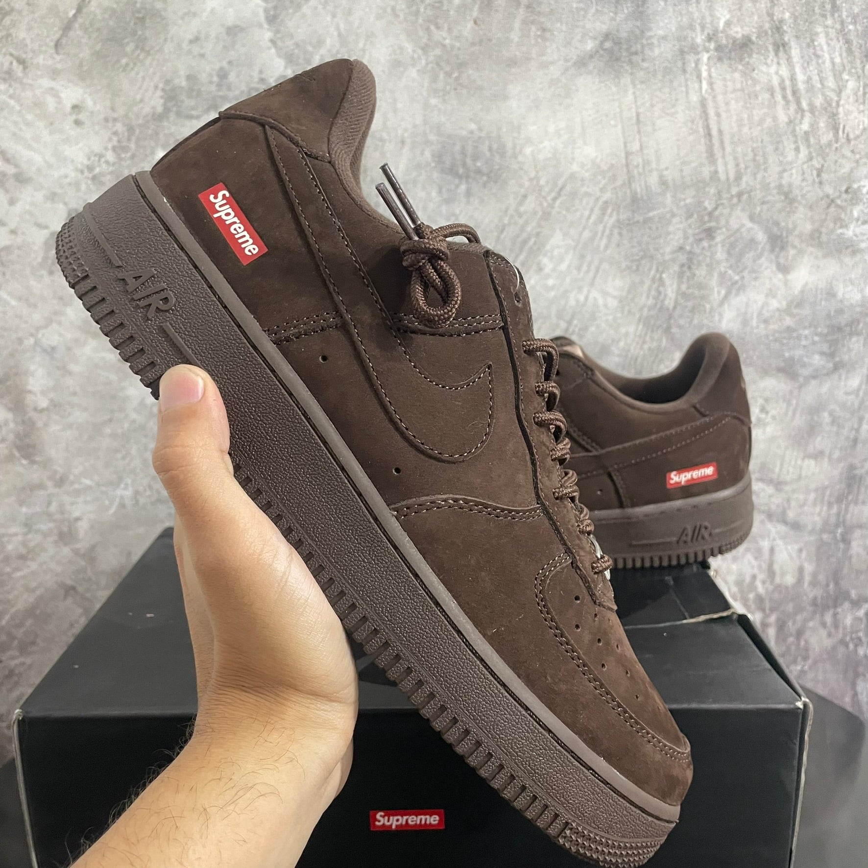 Tênis Nike Air Force 1 - Supreme Marrom