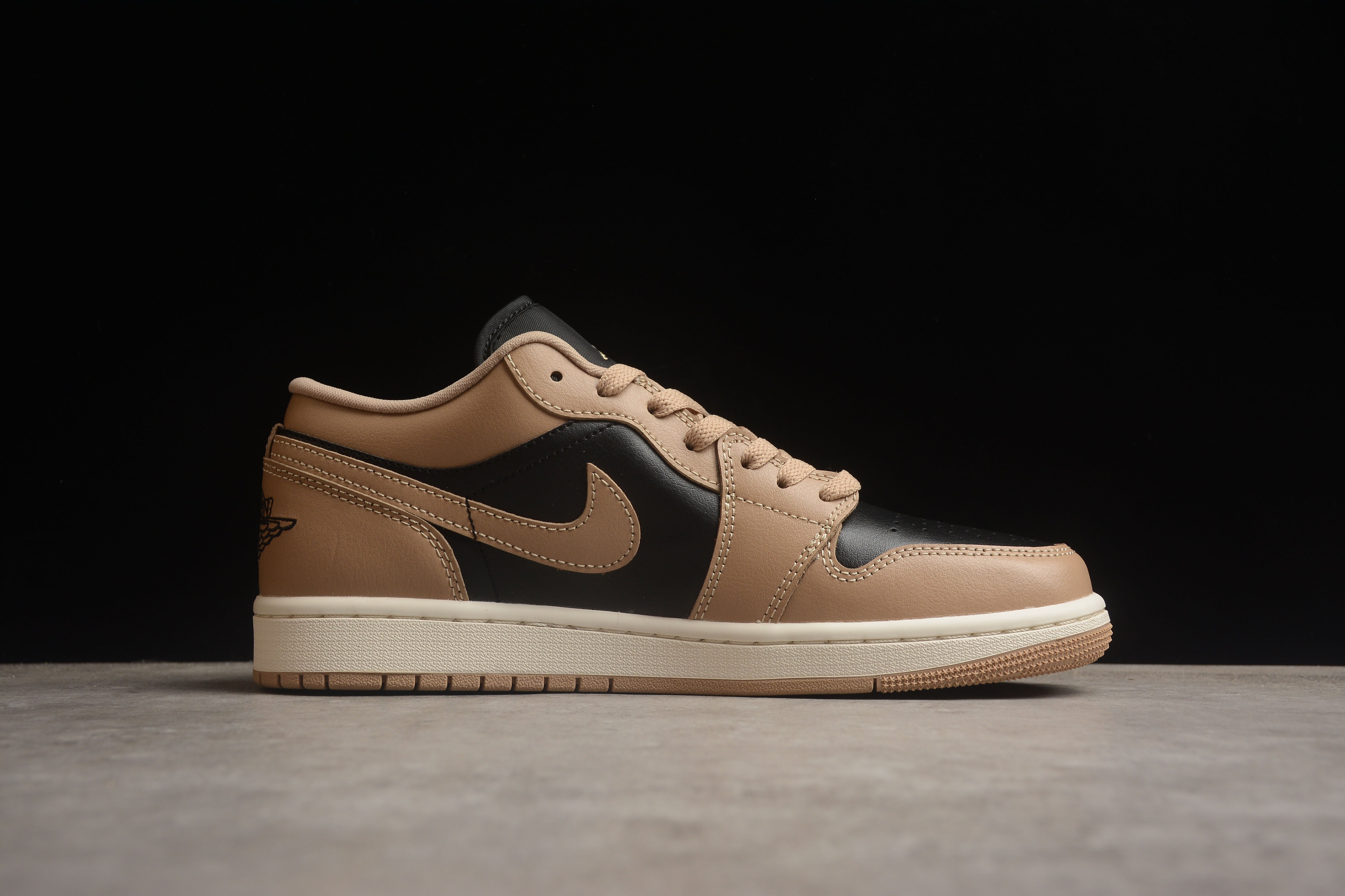 Nike Air Jordan 1 Low ベージュ/ブラック Tênis Nike Air Jordan 1 Low - Black Desert